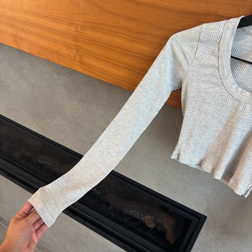 Reformation Gray Ribbed Long Sleeve Crop Top, Size XS - Picture 5 of 7